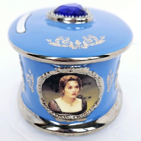 Ardleigh Elliot Titanic Heirloom Porcelain “South Hampton” Musicbox Collection - Picture 6 of 10